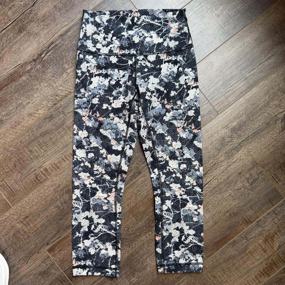 Lululemon In Movement Leggings Size 4 LW5AN4S Printed Abstract Pattern Crop EUC